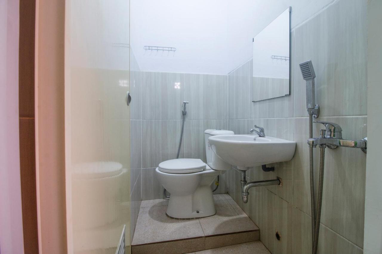 Oyo 2165 Alyah Guest House Syariah Ambon Eksteriør billede